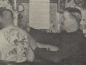 Foto av Samuel O'Reilly, tatuerar en kund med elektrisk tatueringsmaskin.