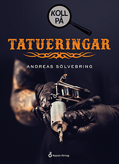 Bokomslag. Text i orange: Koll på tatueringar. Bild: två handskklädda händer håller fram en tatueringsmaskin.