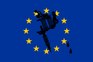 EU:s flagga; mörkblå botten med 12 gula stjärnor i en ring. Här med en tatueringsmaskin inuti ringen och två tårar på höger sida av cirkeln.