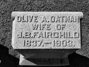 Svartvitt foto av Olive Oatmans gravsten, med inskriptionen: Olive A Oatman. Wife of J B Fairchild. 1837–1903.