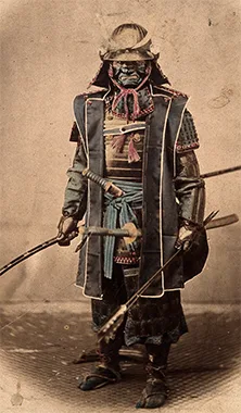 I efterhand färglagt, blek 1800-talsfotografi av traditionell japansk samuraj iförd full stridsmundering.