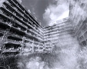 Svartvitt foto av en ett ödelagt lägenhetskomplex med vit rök i förgrunden.